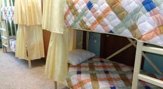 Гостиница Новый Хостел Сочи Сочи Верхнее спальное место на двухъярусной кровати в общем номере для мужчин с 4 кроватями-5