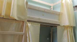 Гостиница Новый Хостел Сочи Сочи Верхнее спальное место на двухъярусной кровати в общем номере для мужчин с 4 кроватями-1