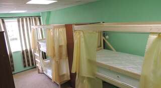 Гостиница Новый Хостел Сочи Сочи Верхнее спальное место на двухъярусной кровати в общем номере для мужчин с 4 кроватями-4